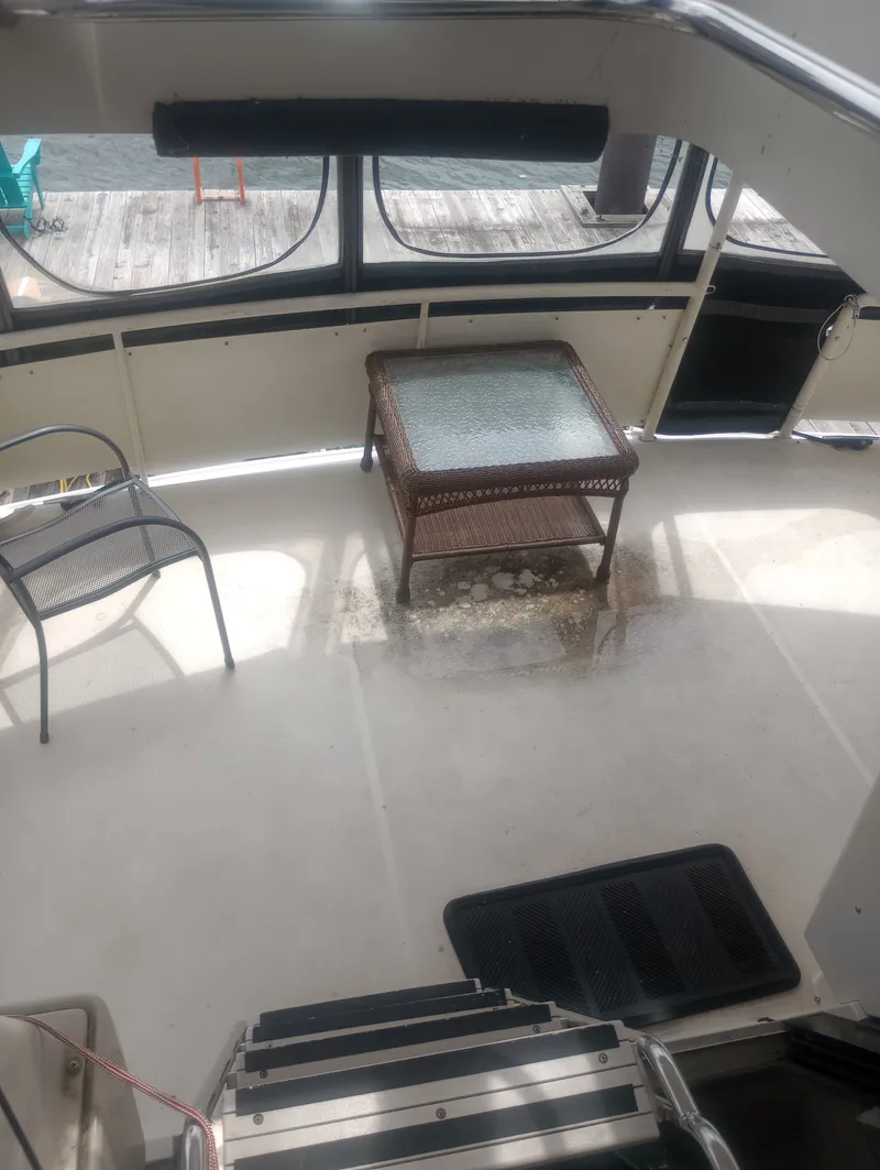 Slide: The Image of The image shows the aft deck of a 1991 Silverton AFT CABIN with a table and chairs. - 19