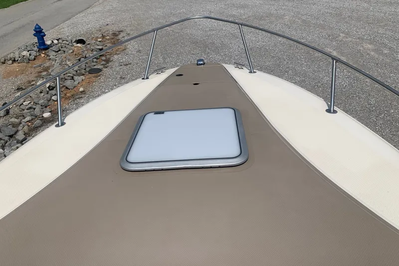 Slide: The Image of Bow view of 2000 Maxum 2300 SC boat with hatch and railing. - 24