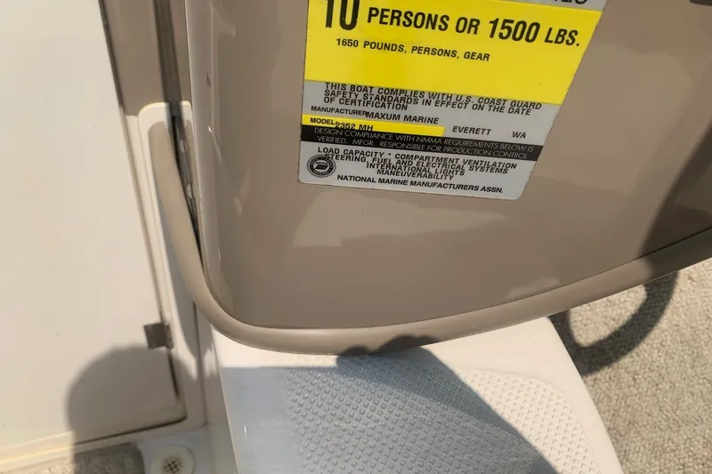 Slide: The Image of Boat capacity label on 2000 Maxum 2300 SC, indicating 10 persons or 1500 lbs limit. - 10