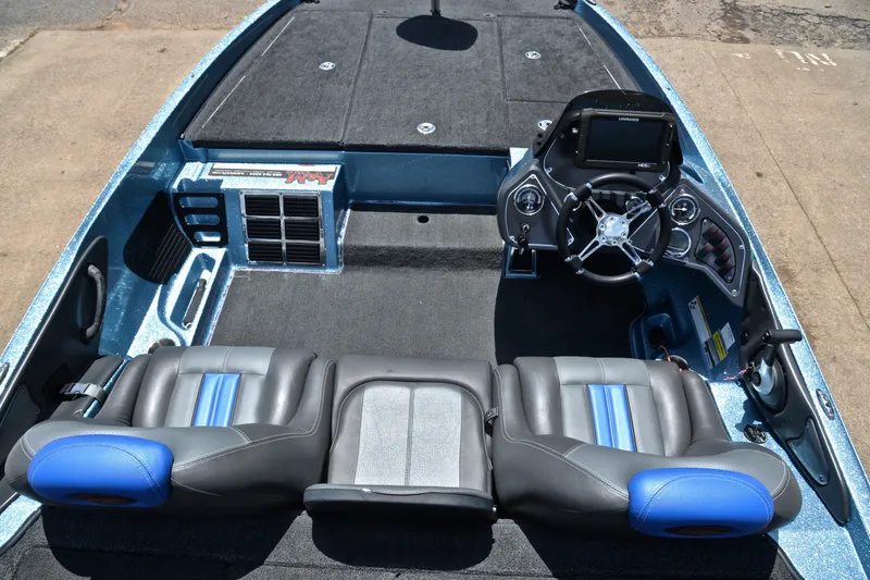 Slide: The Image of 2012 Ranger Z518 boat interior with dual seats and steering console. - 23