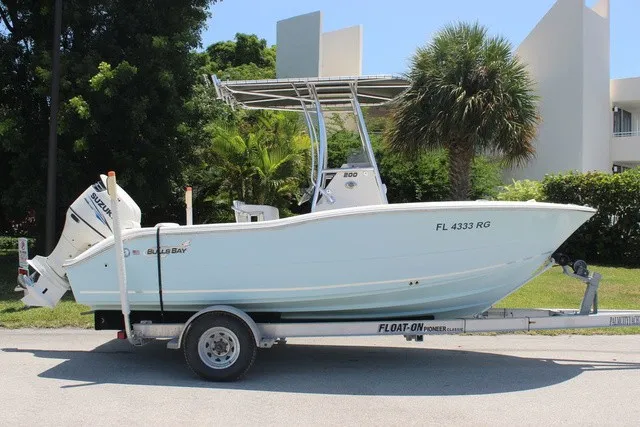 Slide: The Image of Bulls Bay 200 Center Console 2016 - 4