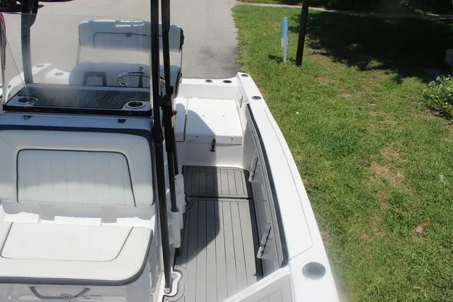 Slide: The Image of Yamaha 210 FSH Sport 2021 with white interior and gray flooring, parked on a street. - 23