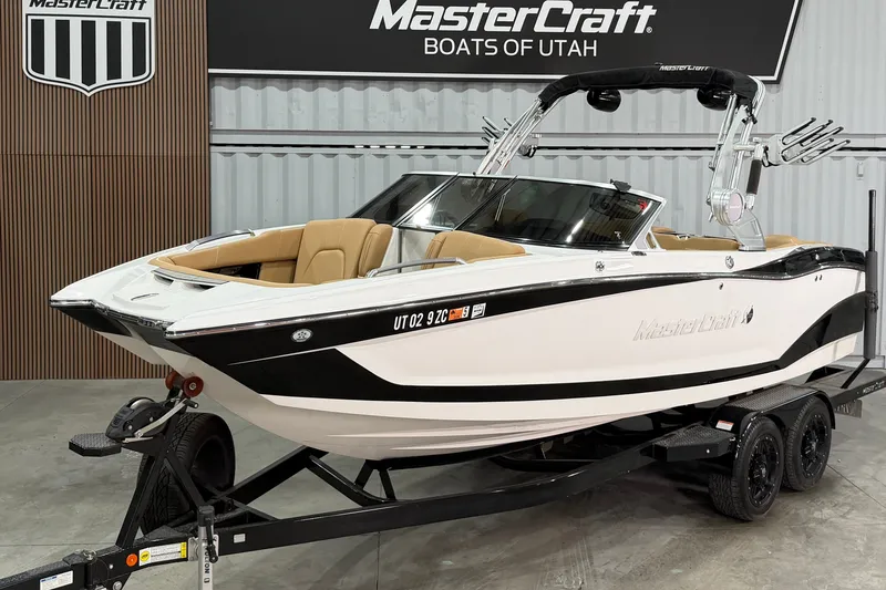 The Image of 2020 MasterCraft X22 boat on trailer at dealership showroom. - 1