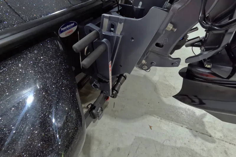 Slide: The Image of 2026 Skeeter ZXR21 SE boat motor mount with Yamaha PowerMatched sticker. - 16