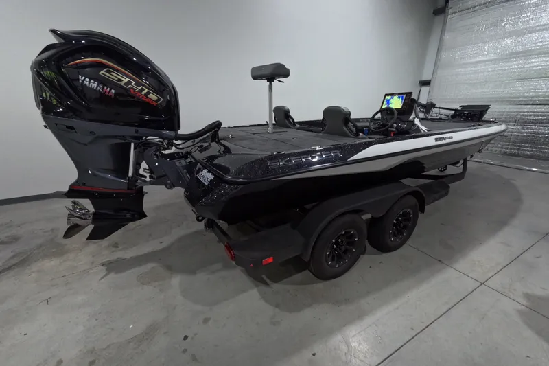 The Image of 2026 Skeeter ZXR21 SE bass boat with Yamaha engine in a showroom. - 1