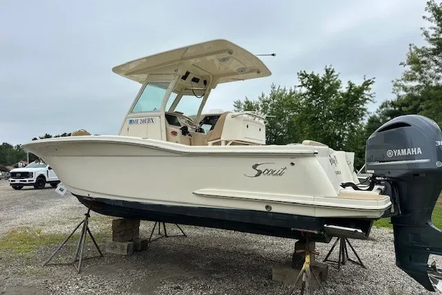 The Image of 2016 Scout 255 LXF boat with Yamaha engine on stands, side view. - 0