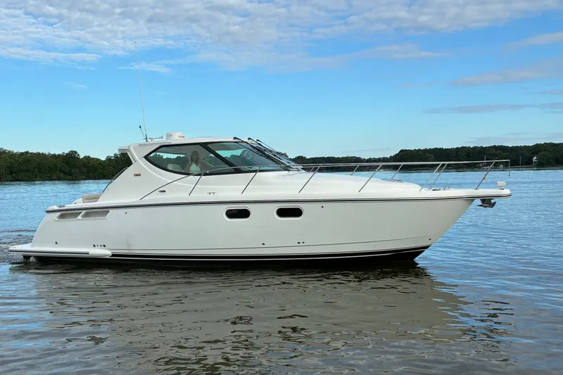 The Image of 2007 Tiara 3900 Sovran yacht on calm water under a clear blue sky. - 0