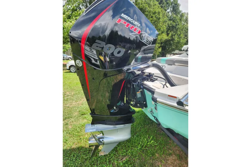 Slide: The Image of Outboard motor on a 2026 Tahoe T21 boat, featuring Mercury Pro XS 200. - 6