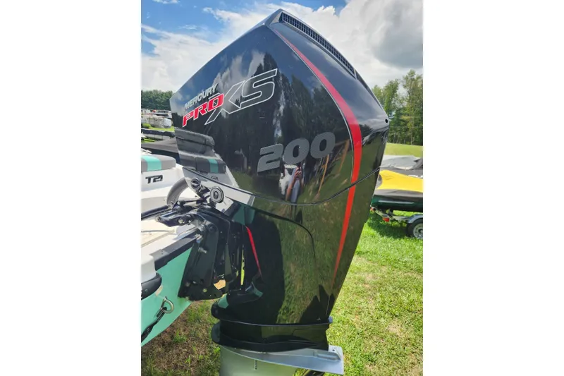 Slide: The Image of Outboard motor on a 2026 Tahoe T21 boat, featuring Mercury Pro XS 200. - 5