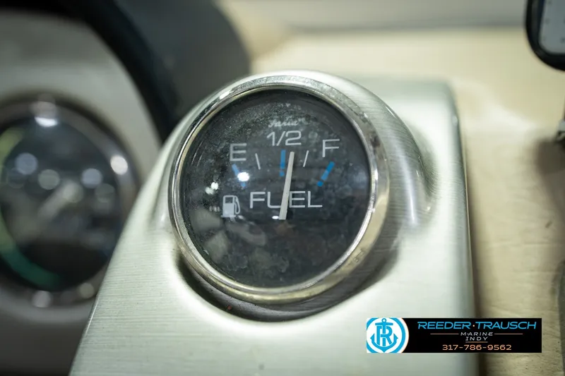Slide: The Image of Fuel gauge of 2007 Larson LXi 228 Wakeboard Edition boat, showing half-full. - 39