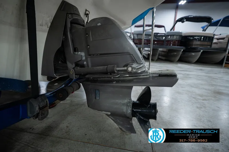 Slide: The Image of 2007 Larson LXi 228 Wakeboard Edition boat propeller in a showroom setting. - 52