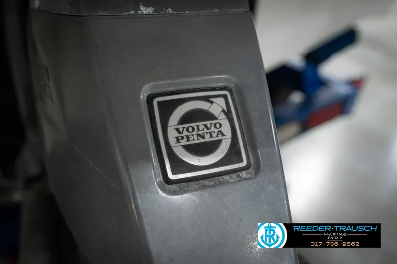 Slide: The Image of 2007 Larson LXi 228 Wakeboard Edition with Volvo Penta engine logo. - 54
