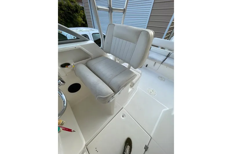 Slide: The Image of 2007 Robalo R265 Walkaround boat seat with white upholstery and cup holder. - 19