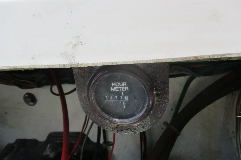 Slide: The Image of Hour meter on 1995 Bayliner 3258 Avanti boat, displaying 1421 hours. - 55