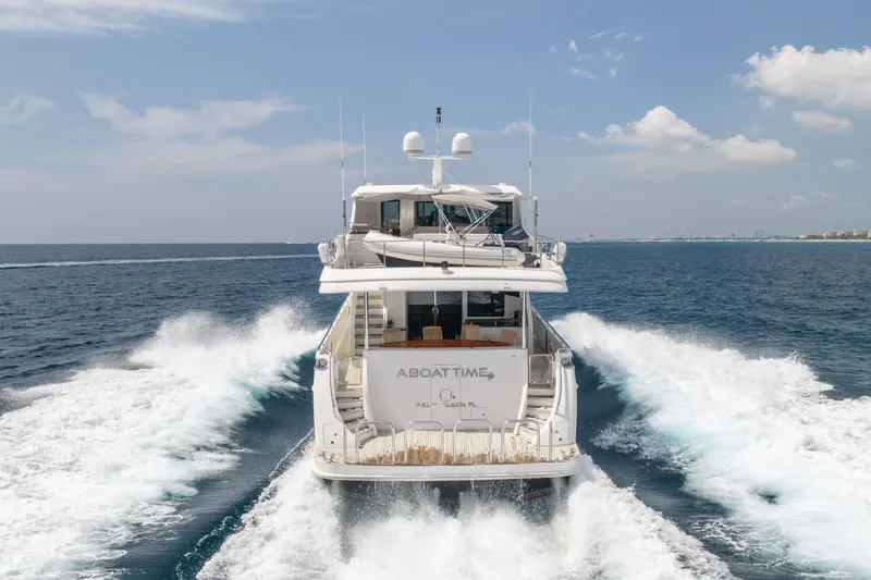 Slide: The Image of Ocean Alexander 90 Skylounge Motoryacht 2013 cruising on open sea, rear view. - 62