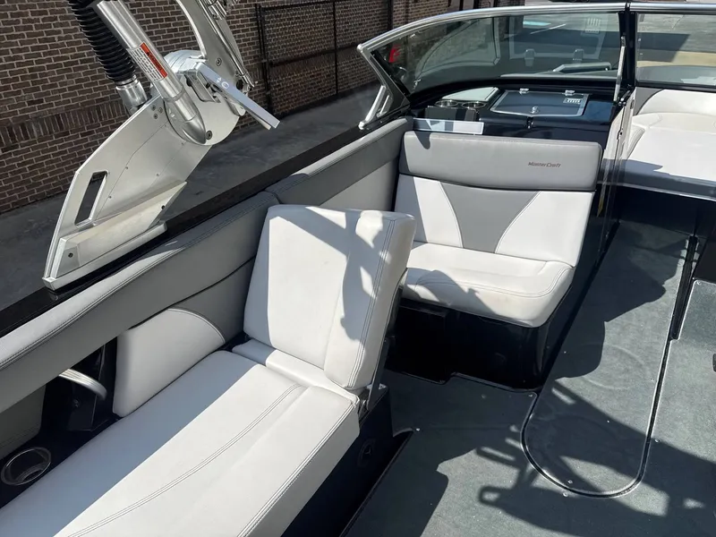 Slide: The Image of MasterCraft XT25 2019 - 17