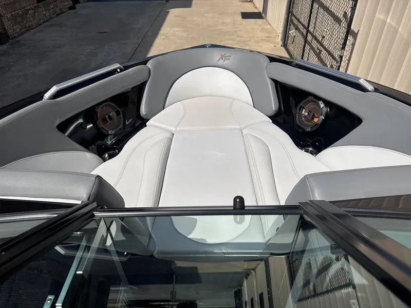 Slide: The Image of MasterCraft XT25 2019 - 15