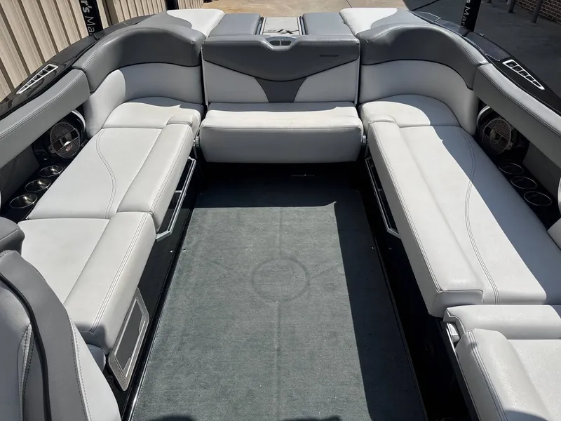 Slide: The Image of MasterCraft XT25 2019 - 9