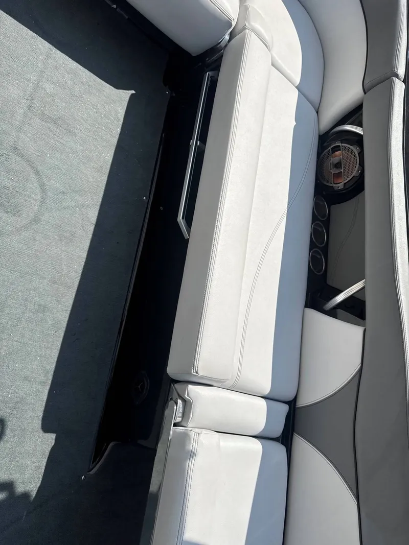 Slide: The Image of MasterCraft XT25 2019 - 20