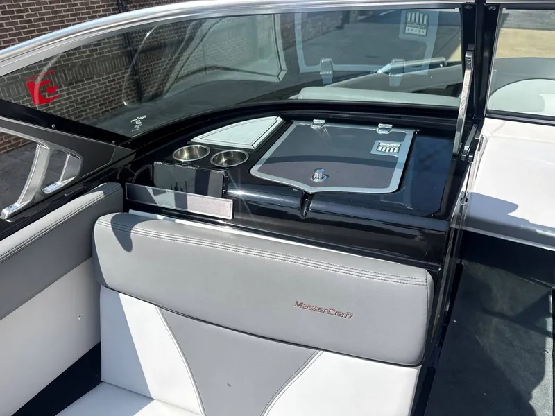 Slide: The Image of MasterCraft XT25 2019 - 14