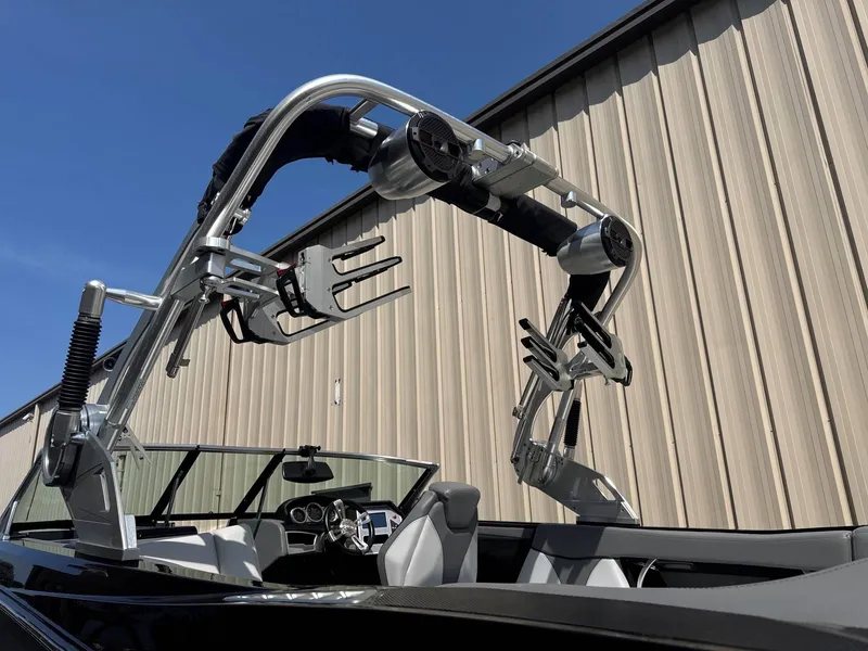 Slide: The Image of MasterCraft XT25 2019 - 5