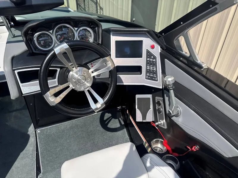 Slide: The Image of MasterCraft XT25 2019 - 12
