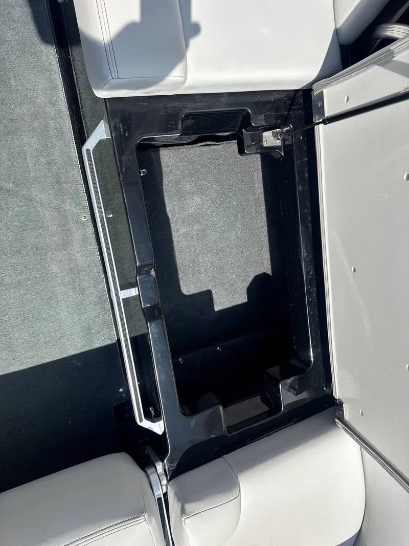 Slide: The Image of MasterCraft XT25 2019 - 10