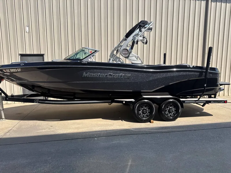 The Image of MasterCraft XT25 2019 - 1