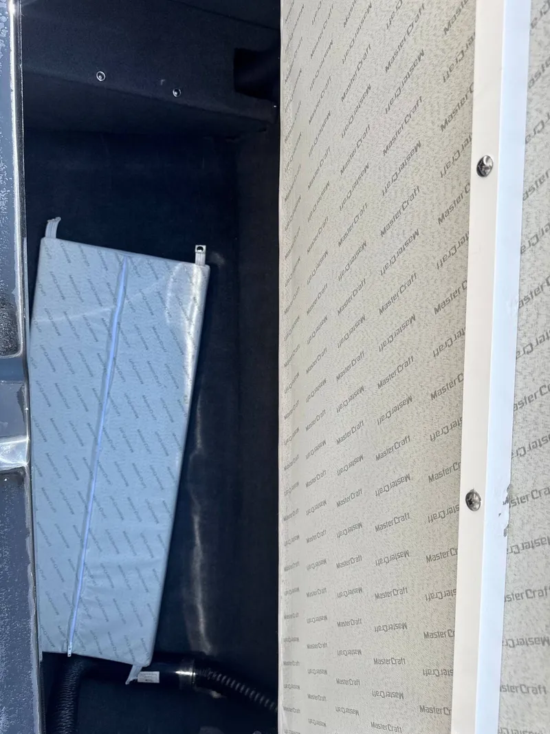 Slide: The Image of MasterCraft XT25 2019 - 13