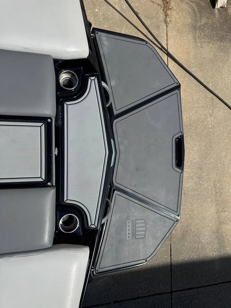 Slide: The Image of MasterCraft XT25 2019 - 19
