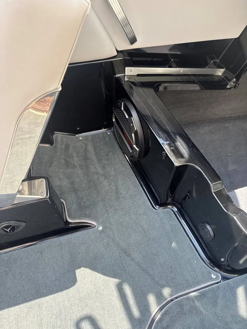 Slide: The Image of MasterCraft XT25 2019 - 16