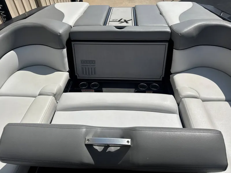 Slide: The Image of MasterCraft XT25 2019 - 7