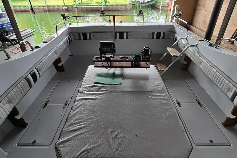 Slide: The Image of 1989 SportCraft 270 Fisherman boat interior with seating and fishing equipment. - 12