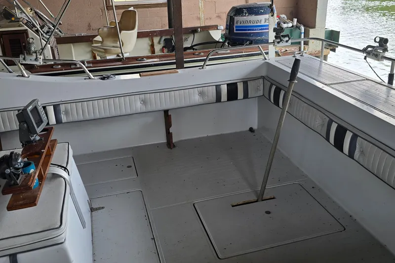 Slide: The Image of 1989 SportCraft 270 Fisherman boat interior with seating and fishing equipment. - 9