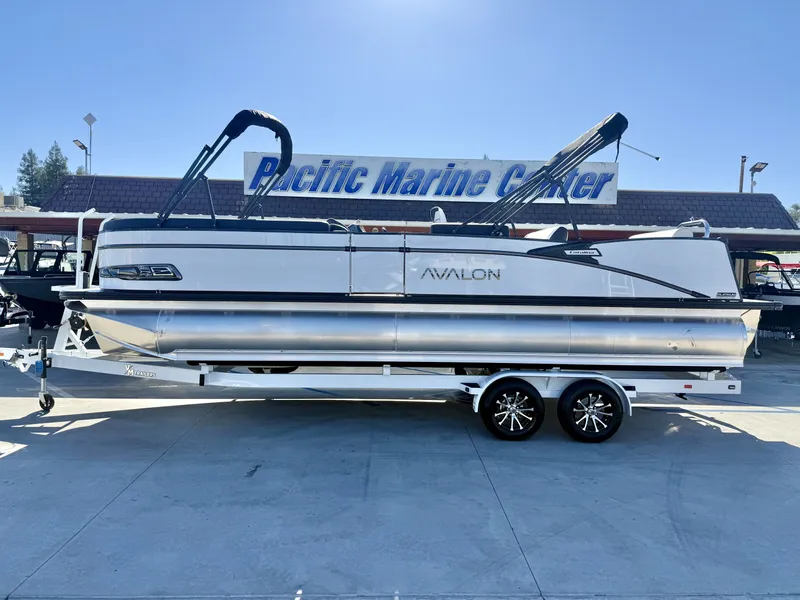 The Image of An Avalon 25' Catalina Platinum Versatile Rear Lounge with 250HP Mercury Verado on a trailer. - 1