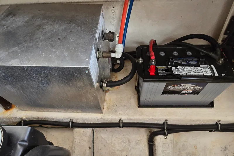 Slide: The Image of Battery and electrical components in a 2000 Wellcraft 45 Excalibur boat. - 41