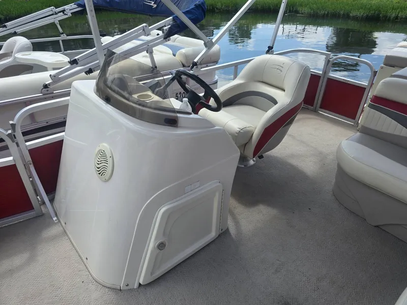 Slide: The Image of The image shows the helm of a 2009 Bennington 2275SL with a comfortable seat. - 7