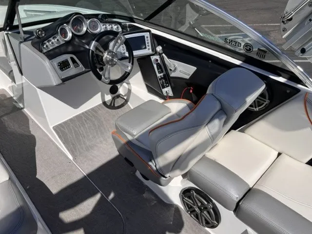Slide: The Image of MasterCraft X23 2016 - 13