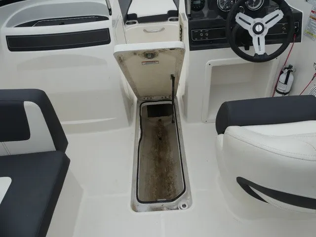 Slide: The Image of Bayliner VR4 Bowrider OB 2022 - 18