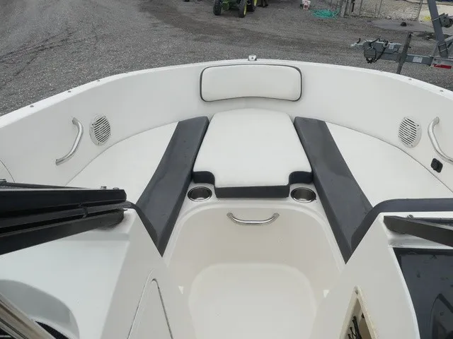 Slide: The Image of Bayliner VR4 Bowrider OB 2022 - 14
