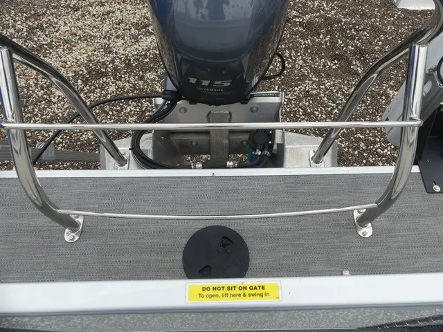 Slide: The Image of The image shows the stern of a Sweetwater SW 2286 SB boat with a Yamaha 115 engine. - 32