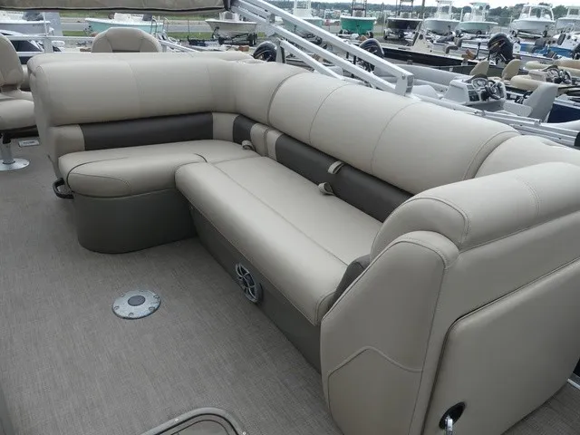 Slide: The Image of Sun Tracker Fishin' Barge 22 XP3 2024 - 16