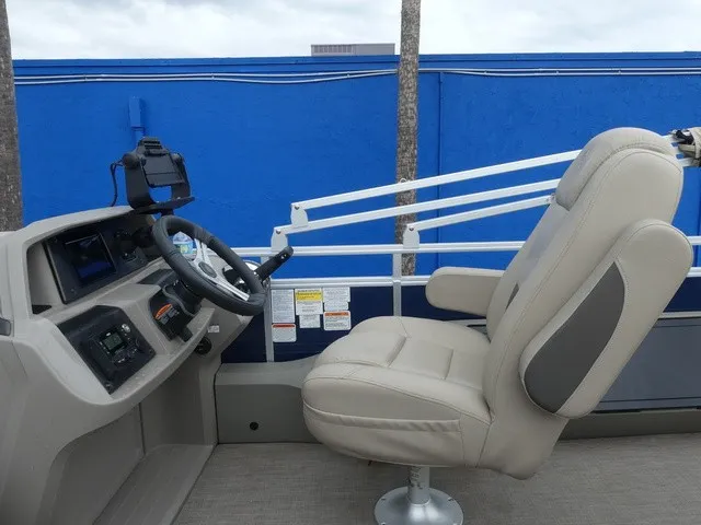 Slide: The Image of Sun Tracker Fishin' Barge 22 XP3 2024 - 18