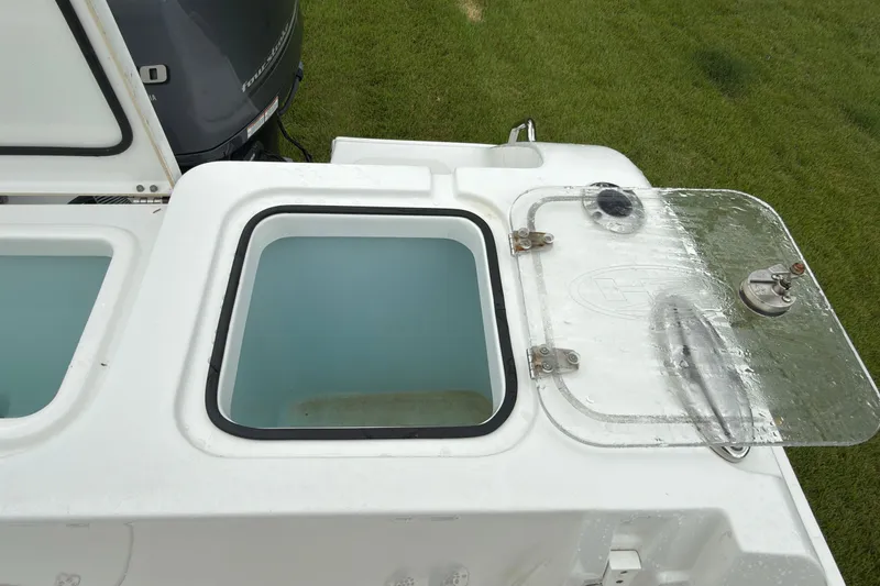Slide: The Image of Livewell on a 2019 Sea Hunt Gamefish 27 boat, open lid, filled with water. - 32