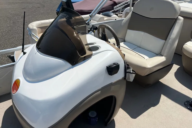 Slide: The Image of 2000 Sun Tracker Party Barge 22 I/O Regency Edition helm with steering wheel and seating. - 6
