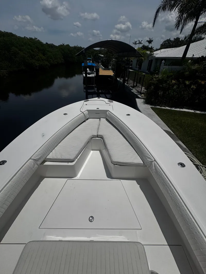 Slide: The Image of Regulator Marine 32 Forward Seating 2005 - 10