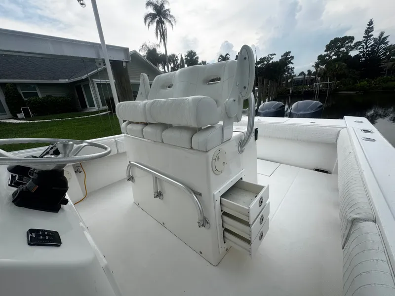 Slide: The Image of Regulator Marine 32 Forward Seating 2005 - 6