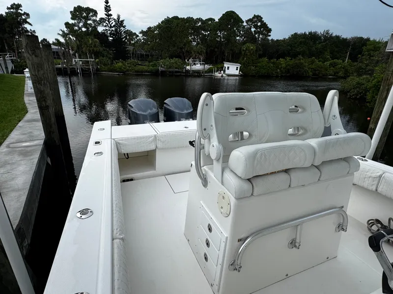 Slide: The Image of Regulator Marine 32 Forward Seating 2005 - 7