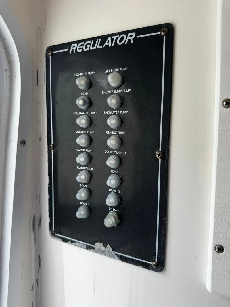 Slide: The Image of Regulator Marine 32 Forward Seating 2005 - 22