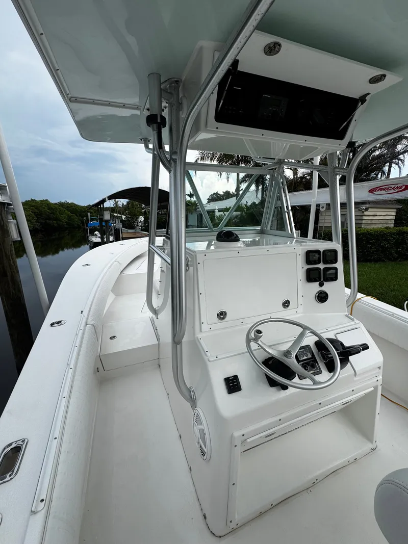 Slide: The Image of Regulator Marine 32 Forward Seating 2005 - 5
